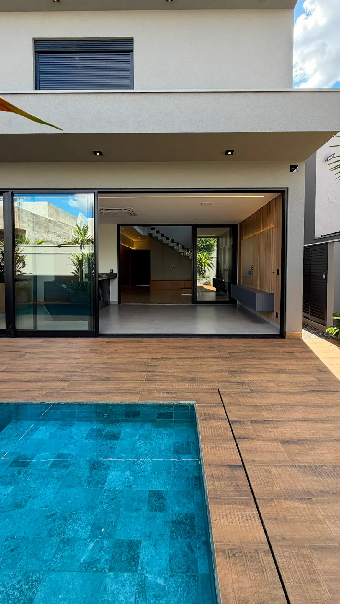 Fachada posterior e integração da área gourmet com a piscina.