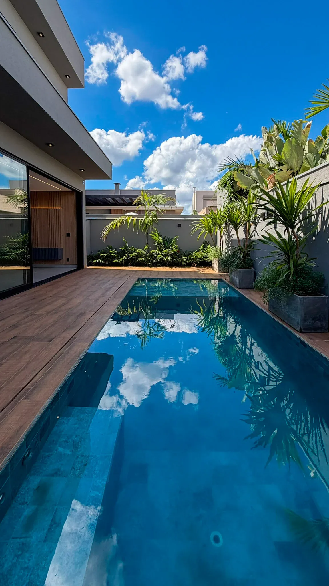 Vista da piscina e do jardim a partir do deck.