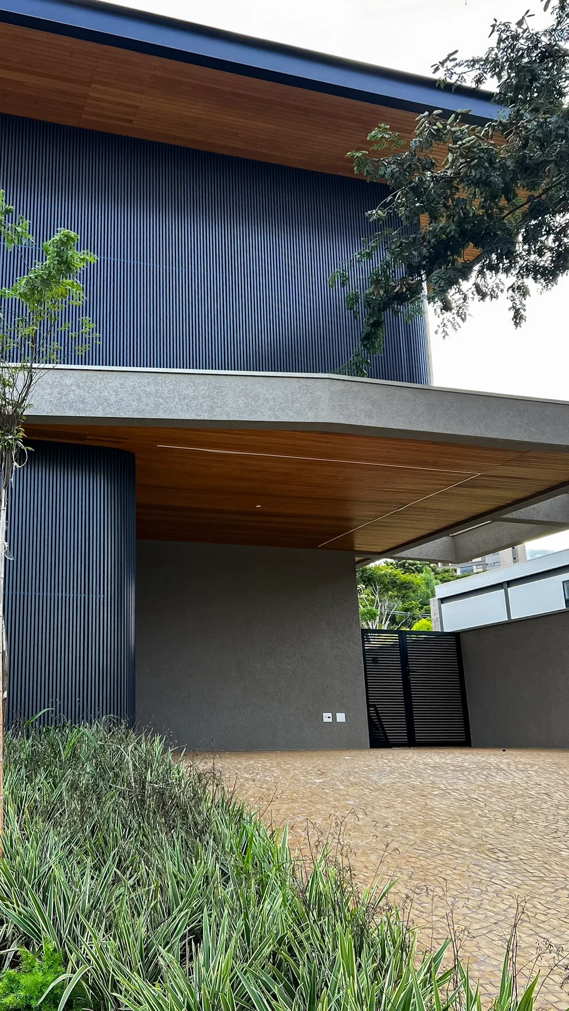 Detalhes da fachada — Sobrado no Condomínio Residencial Bela Vista.