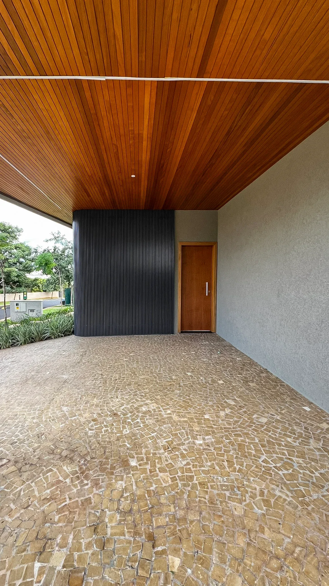 Garagem coberta — Sobrado no Condomínio Residencial Bela Vista.