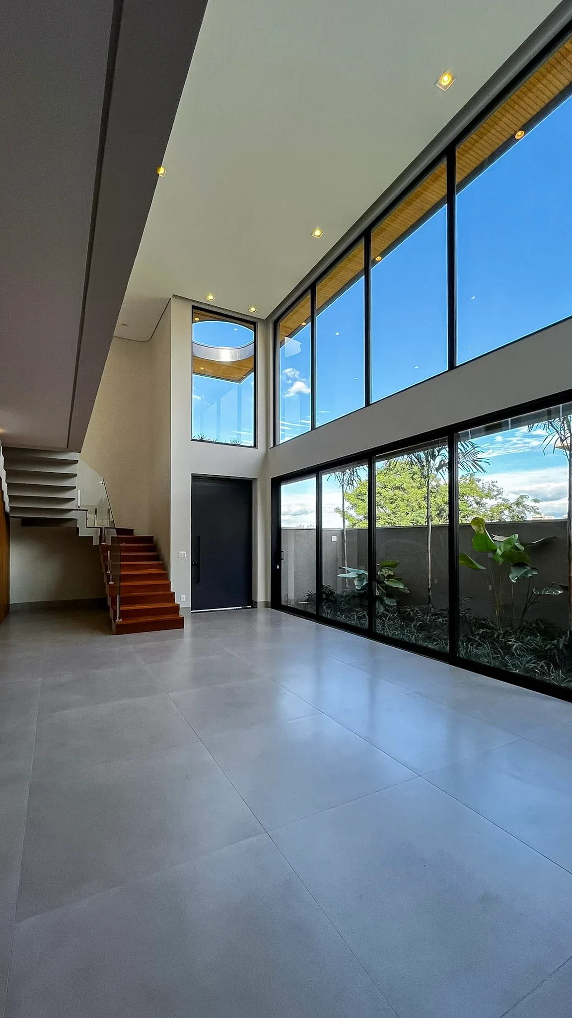 Living com pé-direito duplo — Sobrado no Condomínio Residencial Bela Vista.