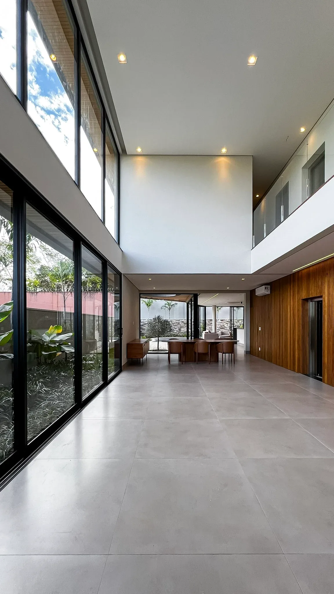 Living e integração dos ambientes — Sobrado no Condomínio Residencial Bela Vista.