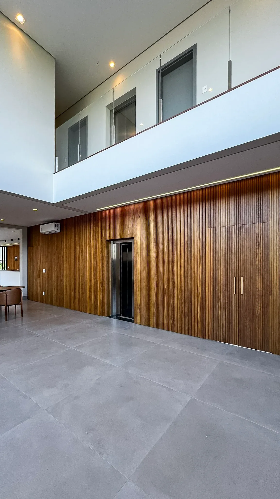 Living e elevador — Sobrado no Condomínio Residencial Bela Vista.